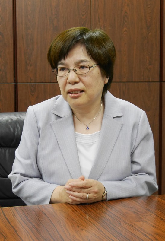 教職員の負担を軽減する取り組みについて説明する横浜市教育委員会の岡田優子教育長=横浜市中区で