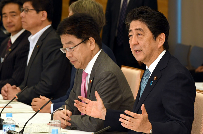1億総活躍国民会議であいさつする安倍晋三首相(右)。右から2人目は加藤勝信1億総活躍担当相=首相官邸で2016年5月18日午前8時58分、竹内幹撮影