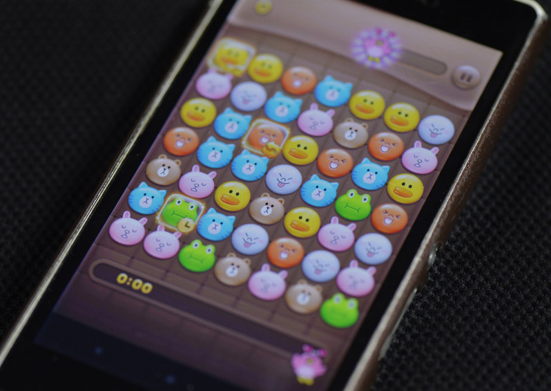 パズルゲーム「LINE POP」の画面=猪飼健史撮影