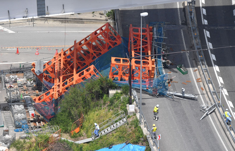 新名神高速道：橋桁の仮受け台落下 大阪・箕面 [写真特集1/6] 毎日新聞