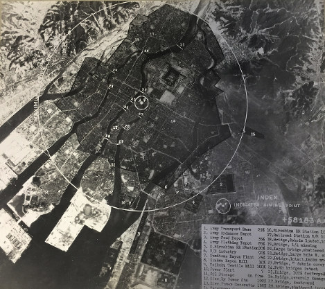 原爆投下後の広島の航空写真。右下には３０カ所の破壊達成率が示され、発電所、橋などが「１００％」破壊されたことを示す数字が並ぶ