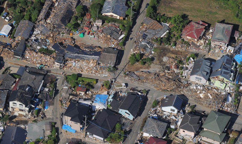 震度7の地震が連続し、多くの家屋が倒壊した=熊本県益城町で2016年5月12日、本社ヘリから金澤稔撮影