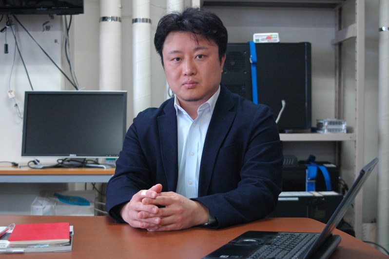 せきや・なおや 1975年新潟県生まれ。慶応大総合政策学部卒。東京大大学院博士課程満期退学。福島大客員准教授兼務。東洋大社会学部准教授などを経て現職。専門は災害社会学や災害情報論、安全社会論。東日本大震災後の福島にたびたび足を運び、風評被害や原子力事故を社会心理学のアプローチから研究している。著書に「風評被害 そのメカニズムを考える」(光文社新書)、「『災害』の社会心理」(ワニ文庫)など=東京都文京区の東京大で2016年5月2日、大村健一撮影