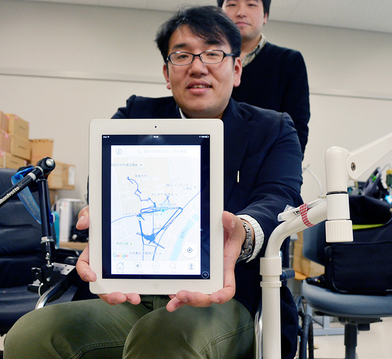 基本設計が出来上がったアプリを見せる伊藤助教=松江市西川津町の島根大松江キャンパスで、藤田愛夏撮影