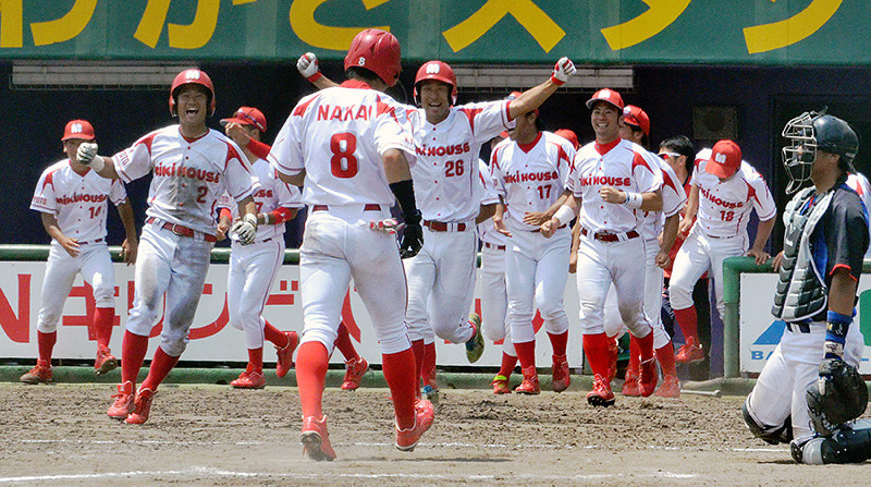 【パナソニック−ミキハウス】九回裏ミキハウス無死満塁、井上の右前打で三塁走者の中井がサヨナラのホームを踏む=京都市右京区のわかさスタジアム京都で、礒野健一撮影