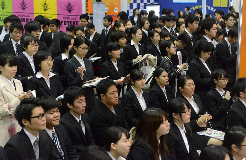 合同会社説明会で企業の説明を聞く学生たち=東京都江東区で2016年3月19日、竹内紀臣撮影