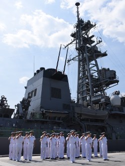 入港した「ありあけ」の前で歓迎行事に臨む海上自衛隊員