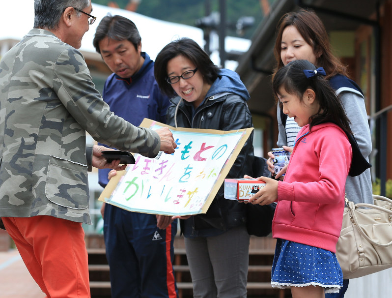 熊本地震の被災地のため募金への協力を呼びかける佐藤珠莉さん(右手前)と母美香さん(右奥)ら=宮城県女川町で2016年5月21日午後1時10分、佐々木順一撮影