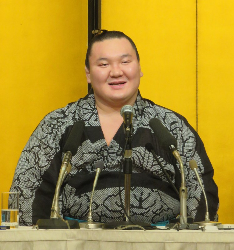 全勝優勝から一夜明けて記者会見した白鵬=東京都内で2016年5月23日午前10時24分、村社拓信撮影