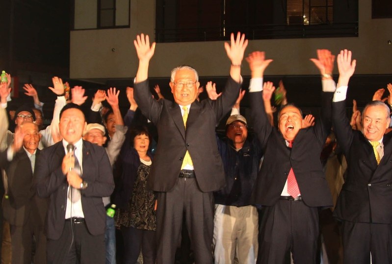 当選が決まり、バンザイをして喜ぶ柏木氏=和歌山県御坊市で2016年5月22日午後8時43分、稲生陽撮影