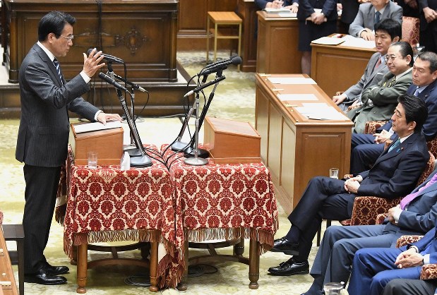 党首討論で岡田克也民進党代表(左)の発言を聞く安倍晋三首相=2016年5月18日、藤井太郎撮影