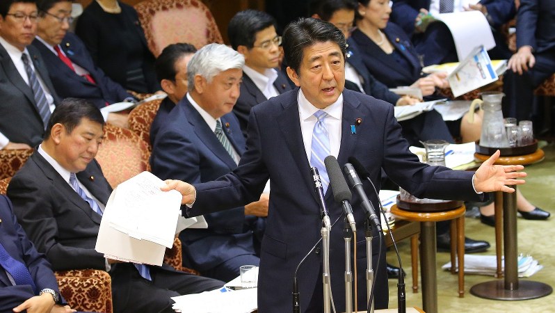 参院予算委員会で質問に答える安倍晋三首相=2016年5月17日、長谷川直亮撮影