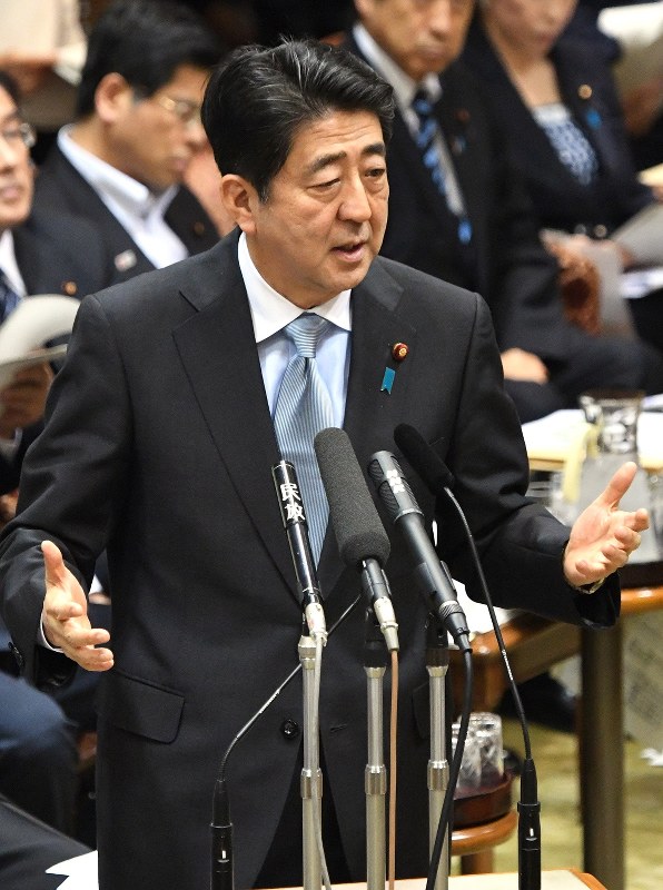 参院決算委員会で質問に答える安倍晋三首相=2016年5月23日、藤井太郎撮影