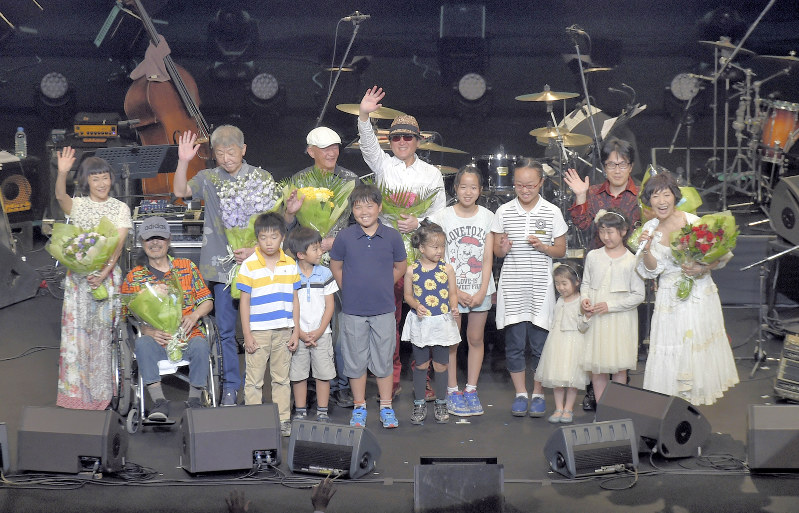 子どもたちもステージに並んだ昨年のフィナーレ=喜屋武真之介撮影