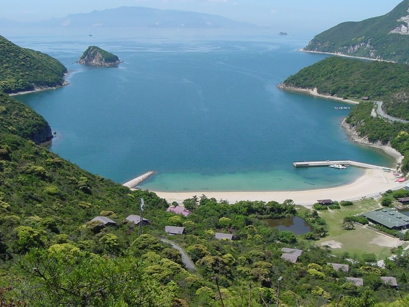 スマホをやめられない生徒たちが合宿する兵庫県・西島の宿泊施設(手前)=県提供