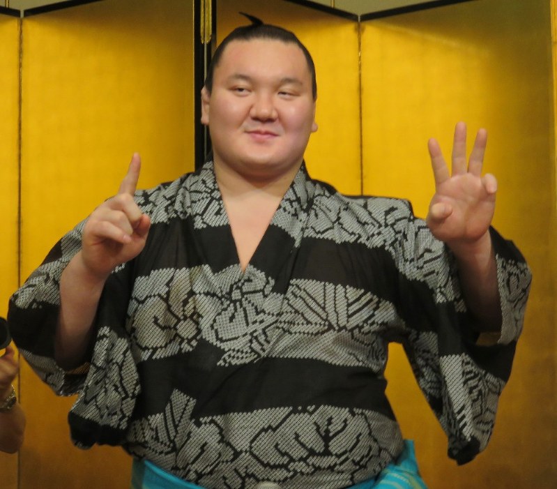 通算1000勝まで「あと13勝」を指で表す白鵬=東京都内で2016年5月23日午前10時50分、村社拓信撮影