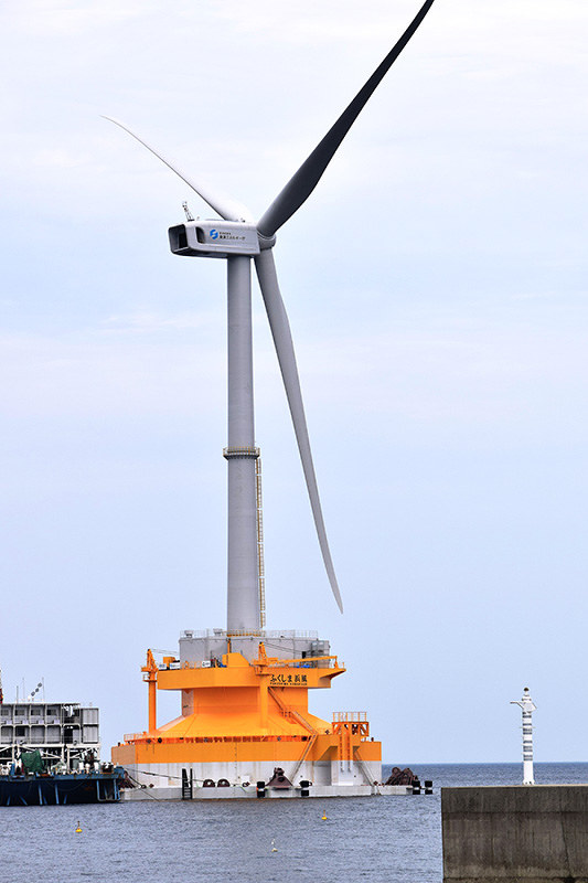 羽根などが取り付けられ姿を現した浮体式洋上風力発電の風車=兵庫県洲本市の洲本港沖で、登口修撮影