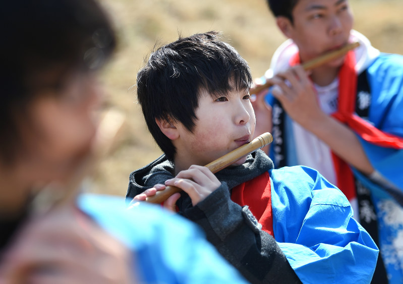 太鼓の拍子に合わせて笛を吹く渡辺柊真さん=宮城県南三陸町で2016年3月27日、久保玲撮影