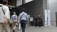 セブン＆アイ・ホールディングス本社で開かれた株主総会の会場に入る株主ら＝２０１６年５月２６日、田中学撮影