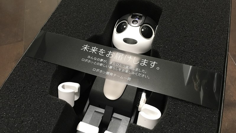 5月26日夜、筆者の自宅に届いたロボット型携帯電話「ロボホン」