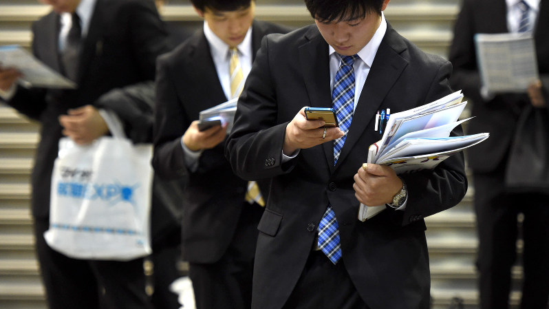 マイナビ合同会社説明会で、合間にスマホをチェックする学生=竹内紀臣撮影