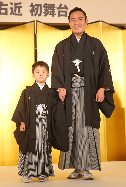 記者会見で記念撮影に応じる市川右近さん(右)と武田タケルさん=東京都内のホテルで2016年5月26日午後3時12分、長谷川直亮撮影