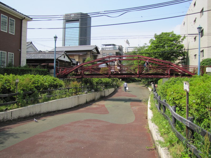 富岡八幡宮東側の堀跡「八幡堀遊歩道」に架かる八幡橋。国の重要文化財に指定されている
