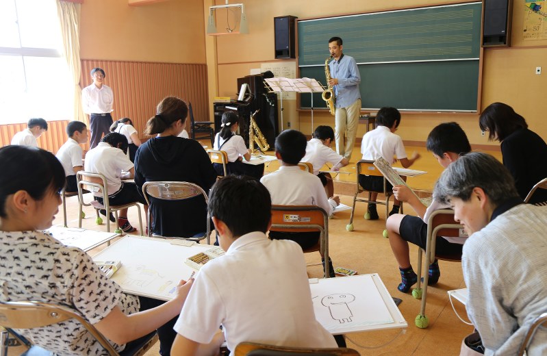 大石さんの演奏を聴きながら即興で絵を描く子どもら