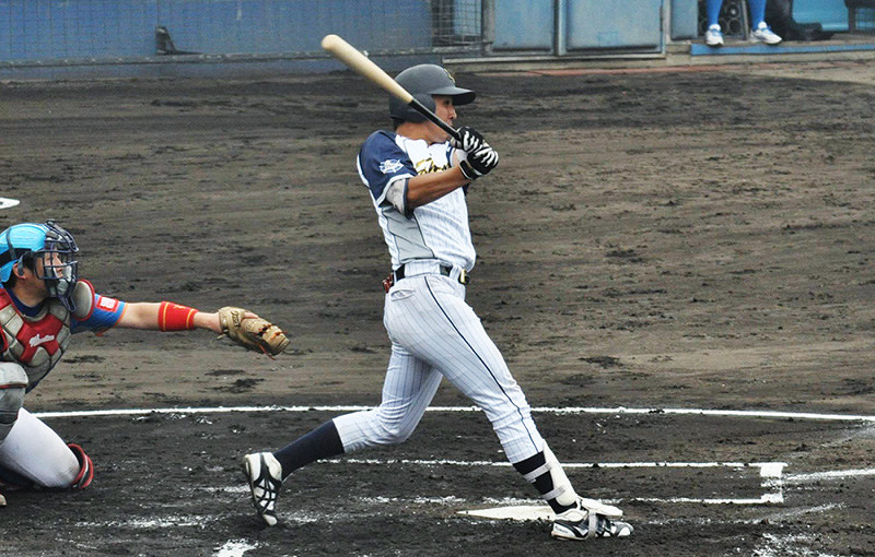 【日本新薬−和歌山箕島球友会】二回表日本新薬、1死二塁で浜田が適時打を放ち、2点目を挙げる=大阪市此花区の舞洲ベースボールスタジアムで、大森治幸撮影
