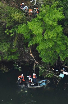 事故 ダムに車転落 ５人死亡 バーベキュー帰りか 大阪 写真特集3 7 毎日新聞