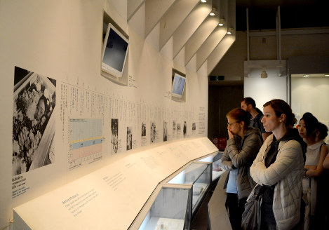 オバマ米大統領が訪れた後の週末、原爆資料館は国内外の旅行者でにぎわった＝広島市中区で２０１６年５月２９日午後５時３５分、石川裕士撮影