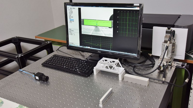 4Dセンサーの変形計測装置。キーボードの手前のカメラで対象物を撮影する=4Dセンサー提供