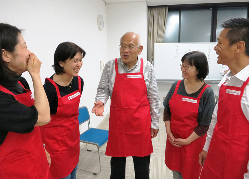 仲間たちと子ども食堂の運営について話す浦上弘明さん(中央)=大阪府八尾市で、大久保昂撮影