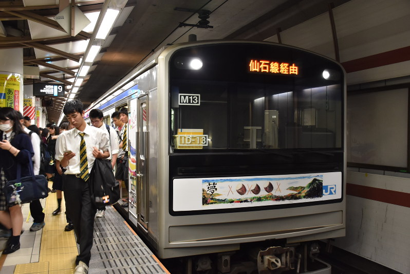 全線復旧から30日で1年となった仙石線=仙台市のJR仙台駅で