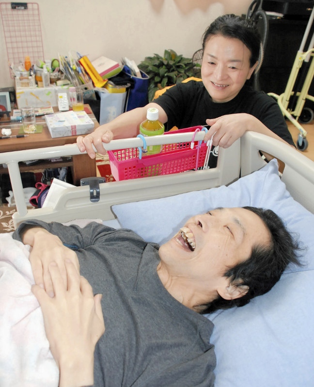 病床の延哲也さんと浩子さん=福岡県大川市で2016年5月4日、本橋由紀撮影