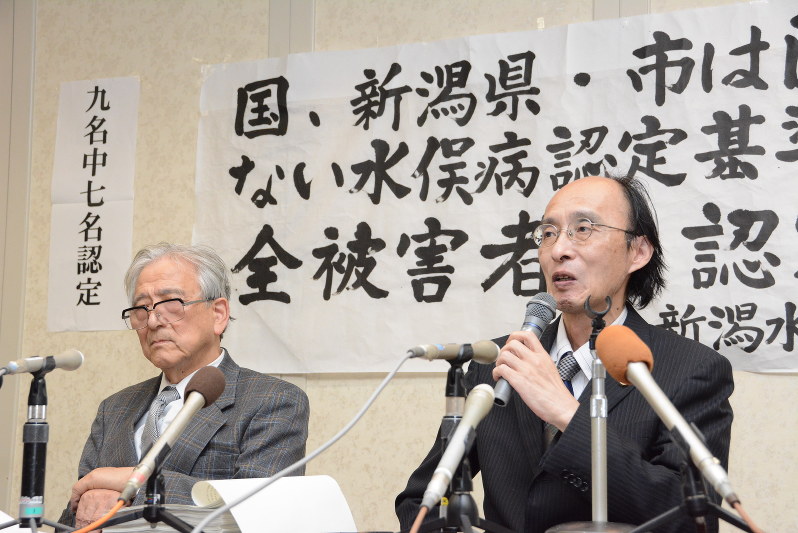 判決を受け会見に臨む高島章弁護士(右)ら=新潟市中央区で2016年5月30日午後3時37分、堀祐馬撮影