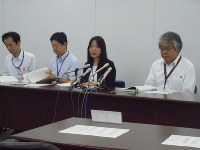 公園使用の不許可処分について説明する川崎市幹部ら＝川崎市役所で