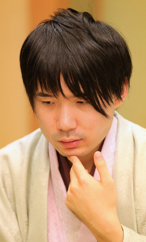 羽生善治名人を破り名人位を獲得し、感想戦で対局を振り返る佐藤天彦新名人=山形県天童市の天童ホテルで2016年5月31日午後7時4分、長谷川直亮撮影
