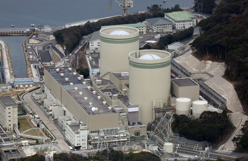 関西電力高浜原発の(手前から)1号機、2号機=福井県高浜町で2016年2月、本社ヘリから小関勉撮影