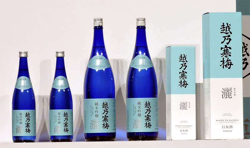 「越乃寒梅」の45年ぶりの新商品「灑(さい)」=2016年6月1日、村田由紀子撮影