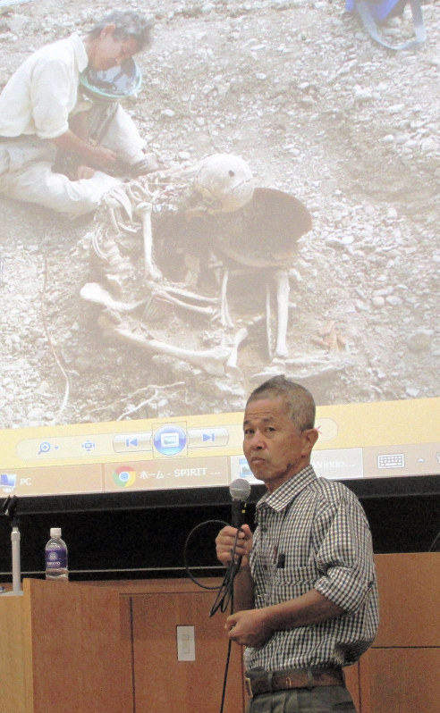 那覇市・真嘉比地区で出土した遺骨について話す具志堅隆松さん=東京都豊島区の立教大学で2016年5月25日