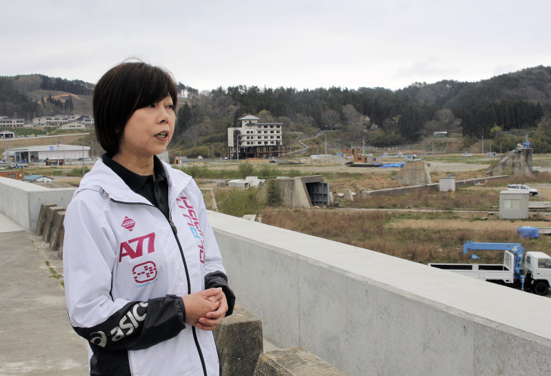 防潮堤の上で東日本大震災当時の様子を説明する元田久美子さん=岩手県宮古市田老で2016年4月27日午前11時30分、藤井朋子撮影