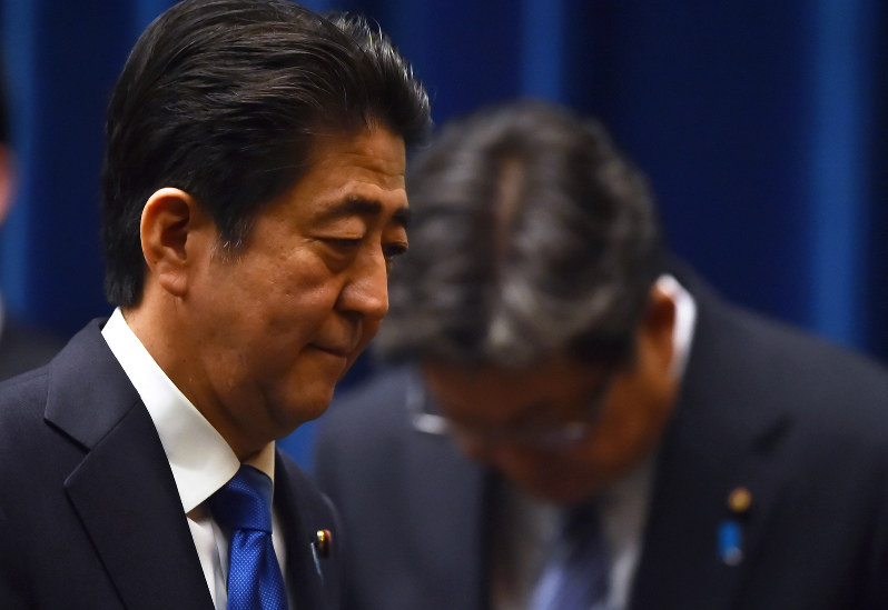 記者会見を終えて会見室を出る安倍晋三首相=首相官邸で2016年6月1日午後6時49分、宮間俊樹撮影