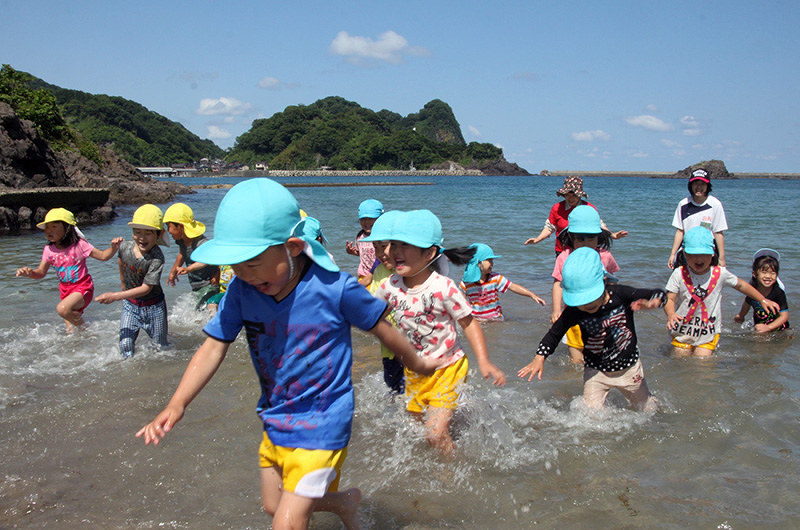 海開き 冷たくっても 気持ちイイ 新温泉 塩谷海水浴場 兵庫 毎日新聞