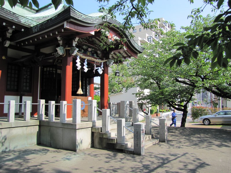 江戸名所図会で「この地は海岸にして佳景なり」と紹介された洲崎神社。明治以降の埋め立てで海は望めなくなった