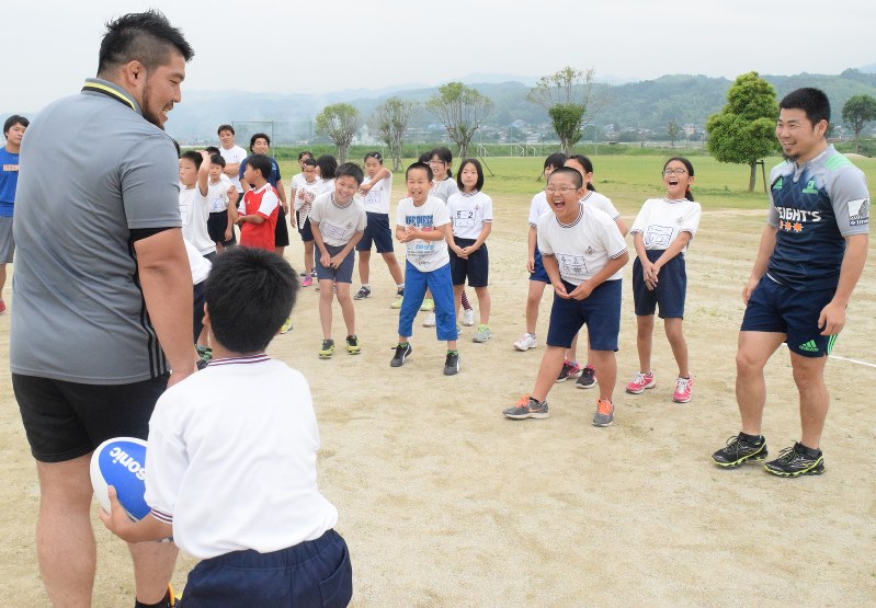 畠山選手(左)や田中選手(右)との交流を楽しむ児童たち