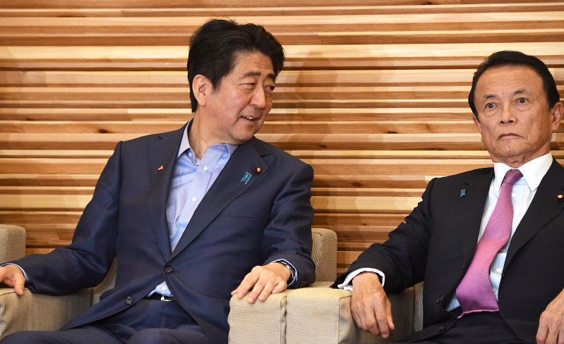 閣議で、麻生太郎副総理兼財務相(右)に声をかける安倍晋三首相=首相官邸で2日、藤井太郎撮影