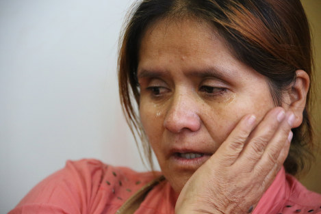 ケイコ・フジモリ氏に法廷で浴びせられた言葉を思い出し、涙を流すグラディス・ルビナさん＝リマ市内で２０１６年５月２５日午後５時１８分、朴鐘珠撮影