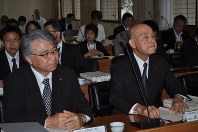 原子力対策特別委で説明する山元取締役（右）と今村所長