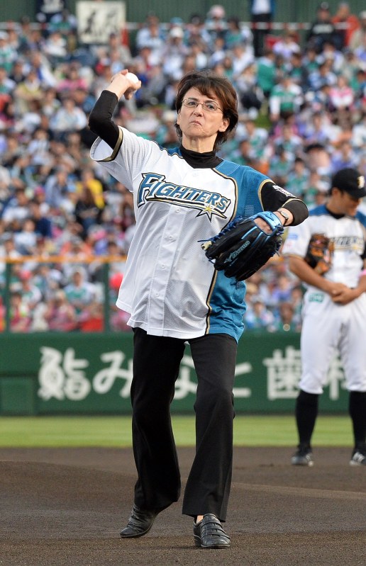 スタルヒン：長女ナターシャさんが始球式 生誕100周年 [写真特集9/7